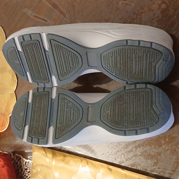 Ladies Sneakers - Picture 3 of 4